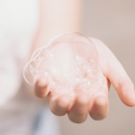 bulles de savon dans une main
